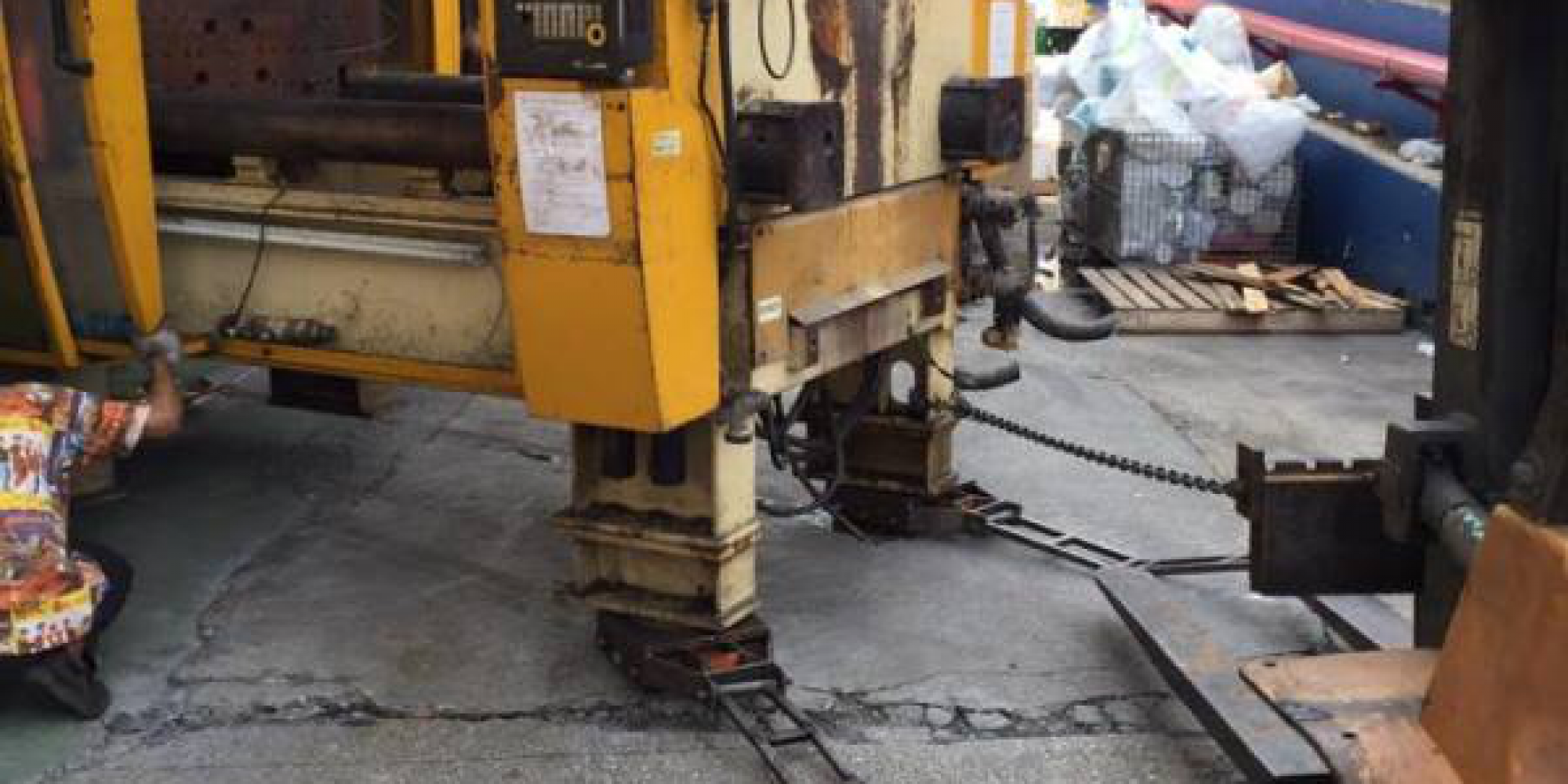 Molding Machine Capacity 600 TON for scrap with mover